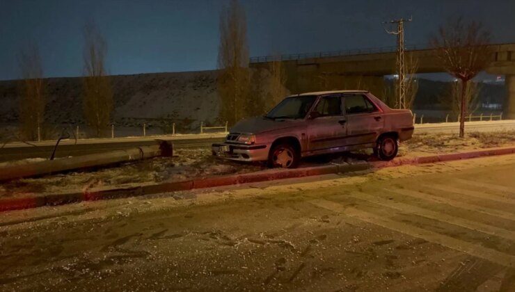 Sivas’ta bir otomobilin çarptığı aydınlatma direği, polis aracının üzerine devrildi